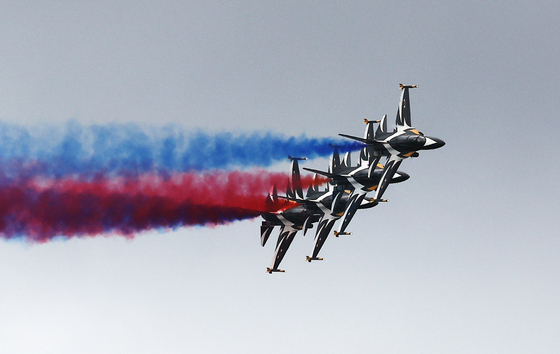Korea’s Black Eagles flight team is seen during an air show over Seongnam, Gyeonggi, on Oct. 19. [YONHAP]