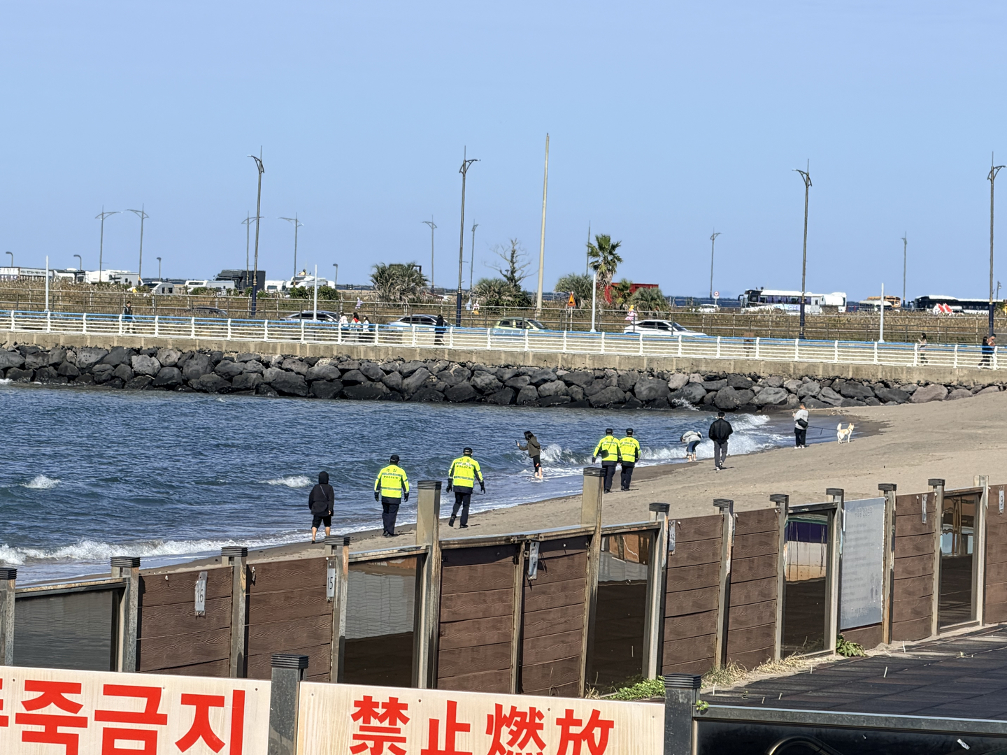 Workers carry out a joint search for suspected narcotics along the northern coastline of Jeju including Iho-dong, on the afternoon of Nov. 11. [CHOI CHOONG-IL]