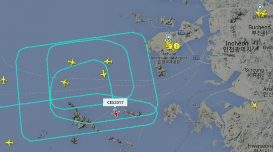 An airplane with flight number CES2017 is seen circling above Incheon International Airport on Nov. 15, 2018, a day the College Scholastic Ability Test (CSAT) was held. [SCREEN CAPTURE]