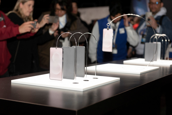 People take pictures of the Galaxy S25 Edge smartphone during the Samsung Galaxy Unpacked 2025 winter event in San Jose, California, U.S., Jan. 22, 2025. [REUTERS/YONHAP]