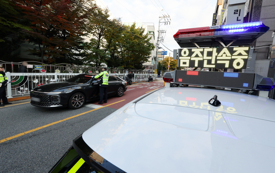 Police conduct drunk driving and violations of stop signs inspections near an elementary school in Gangnam District, southern Seoul on Nov. 4. [YONHAP]