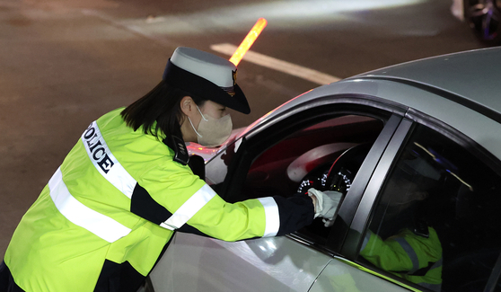 A police officer conducts drunk driving inspections on a highway in Seoul on April 18, 2024. [NEWS1]