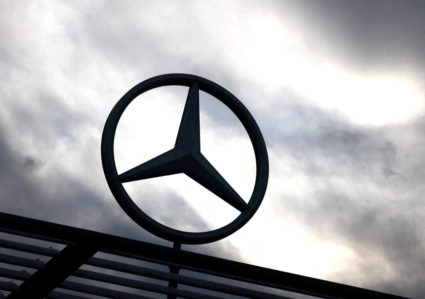 A Mercedes-Benz logo is seen outside a Mercedes-Benz car dealer in Brussels, Belgium, on March 13, 2023. [REUTERS/YONHAP]
