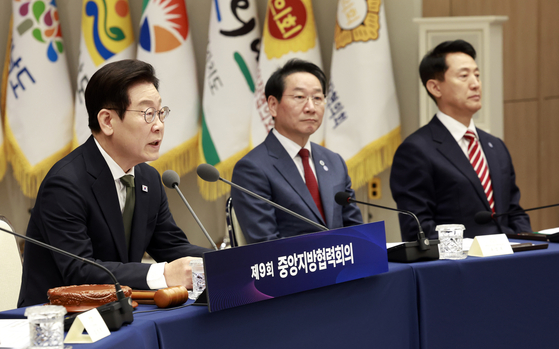 President Lee Jae Myung, left, speaks during the Central and Local Government Cooperation Council meeting at the presidential office in Yongsan, central Seoul, on Nov. 12. From left: Lee, Yoo Jeong-bok, chairperson of the Governors Association of Korea and Incheon mayor, and Seoul Mayor Oh Se-hoon. [YONHAP]