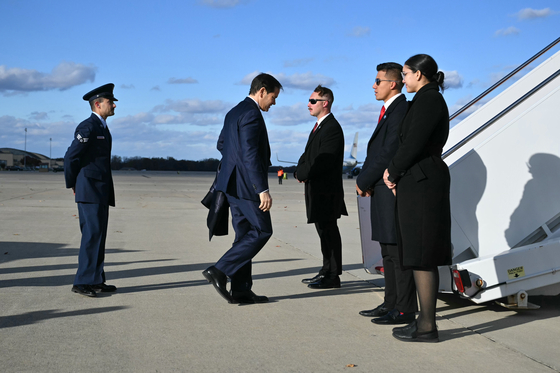 U.S. Secretary of State Marco Rubio boards his plane before departing from Joint Base Andrews, Maryland, on Nov. 11, en route to Canada to attend the G7 foreign ministers' meeting. [AP/YONHAP]