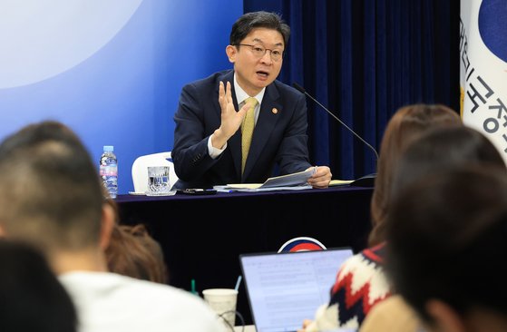 Financial Services Commission Chairman Lee Eog-weon speaks during a press briefing at the government complex in Jongno District, central Seoul, on Nov. 12. [NEWS1]