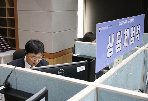 Ahn Hyung-jun, commissioner of the Ministry of Data and Statistics, demonstrates a solicitation at a call center established for the 2025 Population and Housing Census, which began on Oct. 22, in this photo taken on Oct. 16. [MINISTRY OF DATA AND STATISTICS]