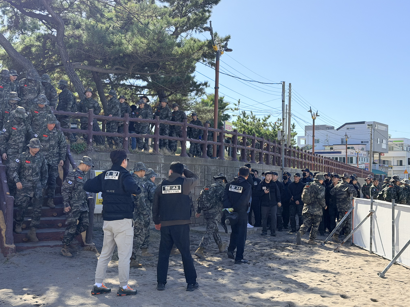 Civilians, police, Coast Guard, the Marine Corps 9th Brigade and environmental group workers conduct a joint search for suspected narcotics along Iho Beach in Jeju on Nov. 11. [CHOI CHOONG-IL]