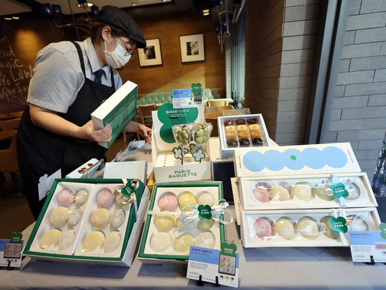 Boxes of rice cakes packaged for College Scholastic Ability Test takers are displayed for sale at a bakery in downtown Seoul on Nov. 12. [NEWS1]