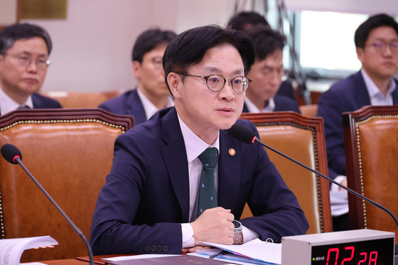 Industry Minister Kim Jung-kwan speaks at the National Assembly in Yeouido, western Seoul, on Nov. 6. [Yonhap]