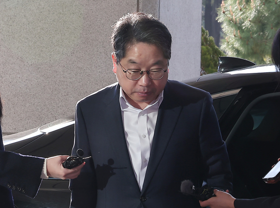 Acting Prosecutor General Noh Man-seok walks into the Supreme Prosecutors' Office building in Seocho District, southern Seoul on Nov. 12. [NEWS1]