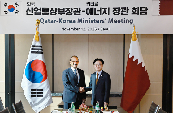 Industry Minister Kim Jung-kwan, right, shakes hands with Saad bin Sherida Al Kaabi, Qatar's minister of state for energy affairs, at Four Seasons Hotel in central Seoul on Nov. 12. [NEWS1] 