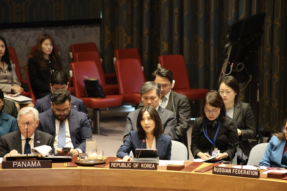Second Vice Foreign Minister Kim Ji-na, center, speaks about the illicit trade of small arms and light weapons during a United Nations Security Council meeting at the the body's headquarters in New York on Nov. 10. [NEWS1] 