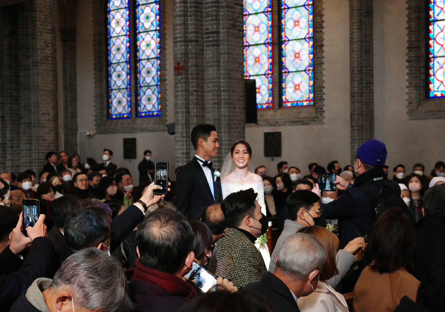 Golfer Lydia Ko, center right, walks down the aisle with Chung Jun, the son of Hyundai Card Vice Chairman and CEO Chung Tae-young, at their wedding at Myeongdong Cathedral in central Seoul on Dec. 30, 2022. [YONHAP]