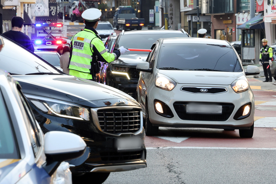 Police conduct drunk driving and violations of stop signs inspections near an elementary school in Gangnam District, southern Seoul on Nov. 4. [YONHAP]