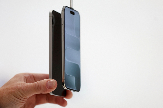 A person holds a Samsung Galaxy S25 Edge phone next to an iPhone Air during Apple's event at the Steve Jobs Theater, in Cupertino, California, U.S., Sept. 9, 2025. [REUTERS/YONHAP]