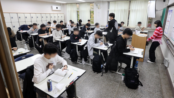 College Scholastic Ability Test (CSAT)-takers prepare for the exam at their testing site in southern Seoul on Nov. 14, 2024. [JOINT PRESS CORPS]
