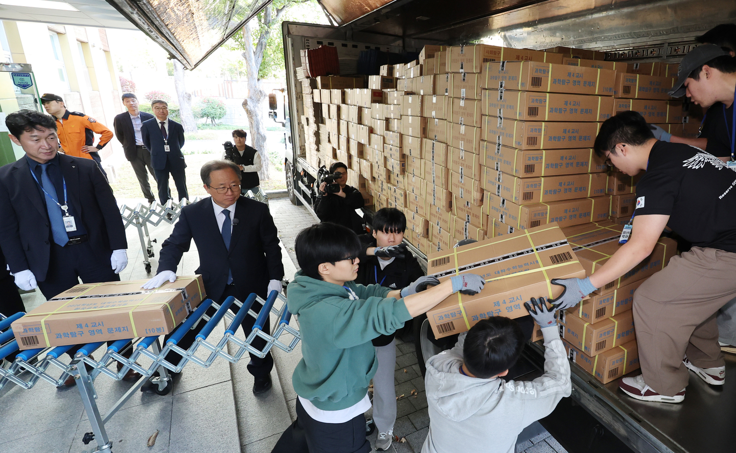 Boxes containing the College Scholastic Ability Test (CSAT) papers and answer sheets are transferred by education authorities in Busan on Nov. 10. [YONHAP] 