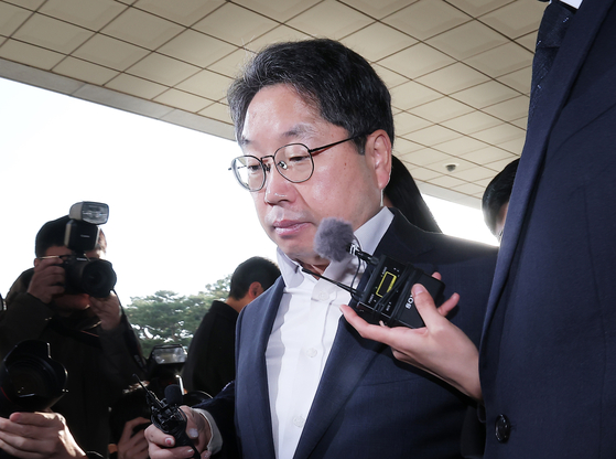 Acting Prosecutor General Noh Man-seok walks into the Supreme Prosecutors' Office building in Seocho District, southern Seoul on Nov. 12. [NEWS1]