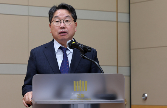 Acting Prosecutor General Noh Man-seok speaks during a meeting at the Supreme Prosecutors' Office in Seocho District, southern Seoul on Feb. 17. [NEWS1]