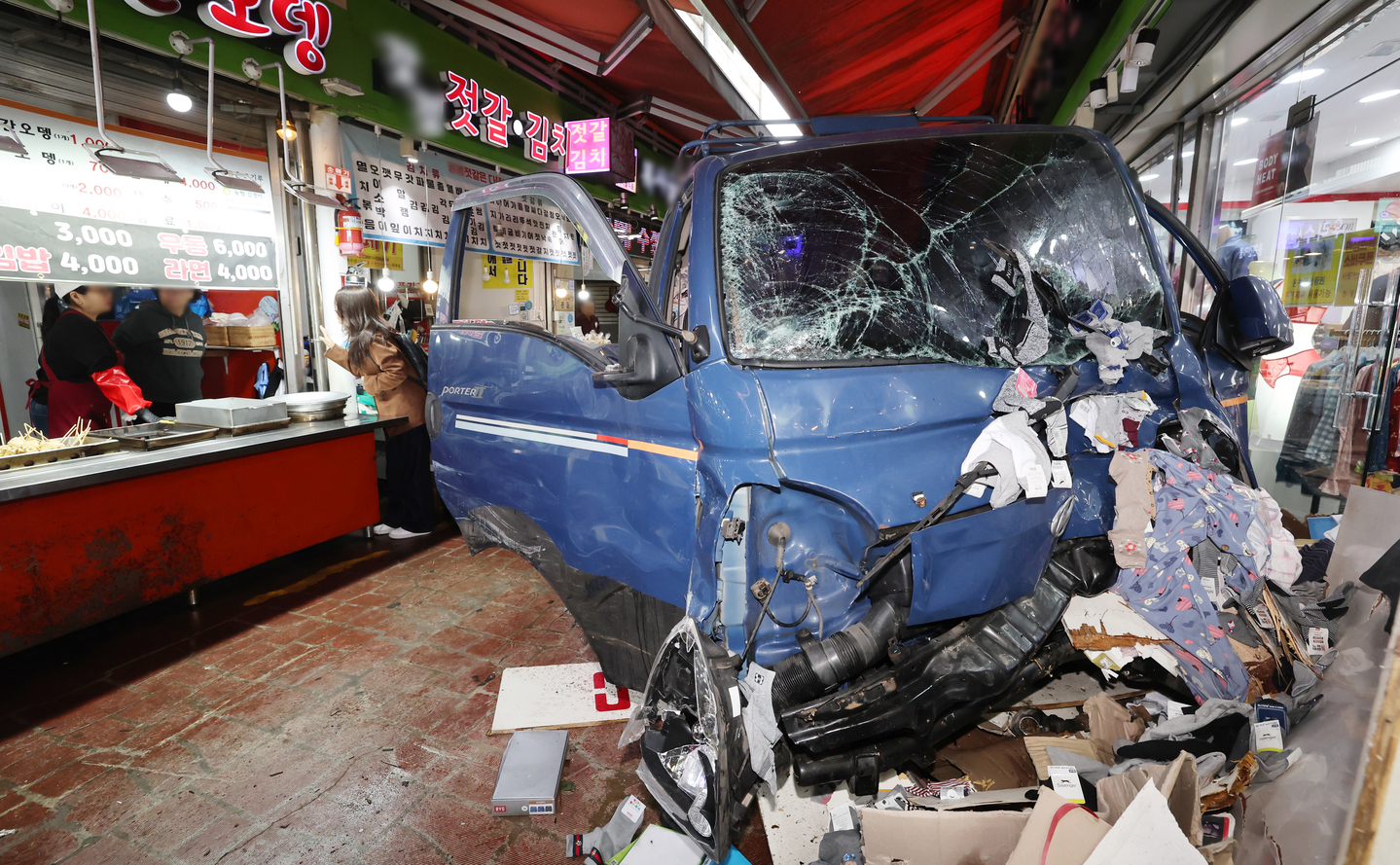 A truck crashed into Jeil Market, a traditional market in Bucheon, Gyeonggi, around 10:55 a.m. on Nov. 13, injuring at least 20 people, including two people found unconscious who later died at a hospital. [YONHAP] 