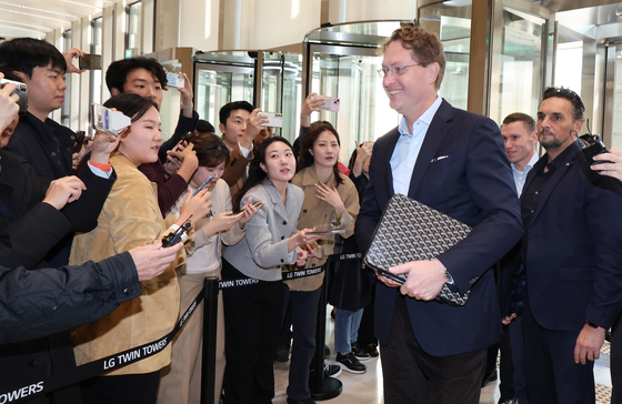 Mercedes-Benz Chairman Ola Kallenius is welcomed by staff members at the LG Twin Towers building in Yeouido, western Seoul, on Nov. 13. [YONHAP]
