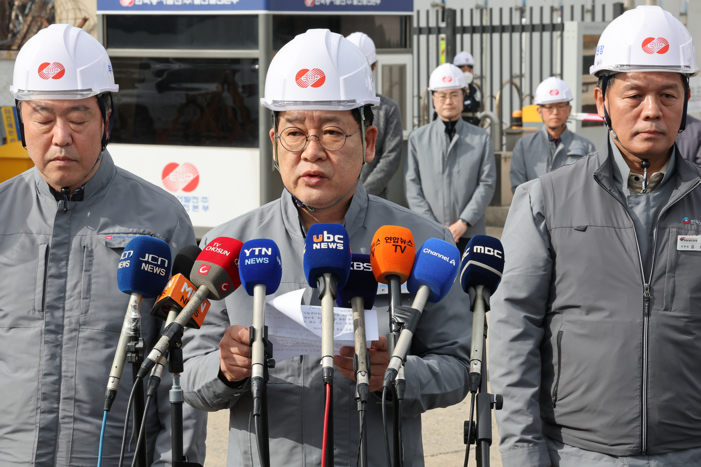 Kwon Myung-ho, center, president of Korea East-West Power, delivers the company’s first public statement on the boiler tower collapse at the rear gate of the Ulsan thermal power plant on the morning of Nov. 13. [YONHAP]