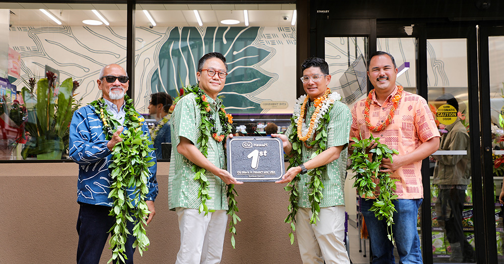 BGF Retail Vice Chairman Hong Jung-kook, second from left, and employees at CU Downtown in Hawaii pose for a commemorative photo at the CU Downtown branch in Hawaii on Nov. 12. [BGF RETAIL]