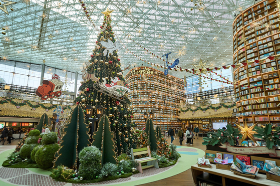 Starfield Library at the Starfield Coex Mall in Gangnam, southern Seoul, reveals this year's Christmas decorations, themed after a magical, fairy tale-inspired paper wonderland, on Nov. 13. [Shinsegae Property]