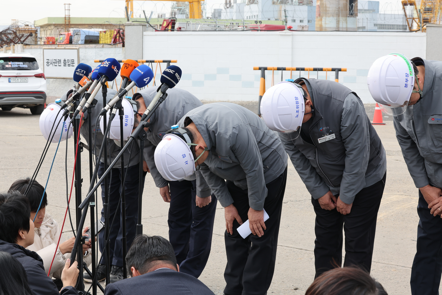 Kwon Myung-ho, third from right, president of Korea East-West Power, bows in apology along with company executives at the rear gate of the Ulsan thermal power plant where a boiler tower collapsed, on the morning of Nov. 13, a week after the accident. [YONHAP]