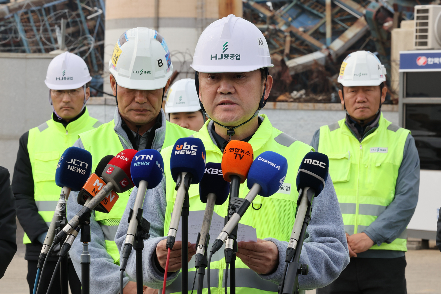 Kim Wan-seok, CEO of HJ Shipbuilding & Construction, delivers the company’s first public statement following the boiler tower collapse at the rear gate of the Ulsan thermal power plant on the morning of Nov. 13. [YONHAP]