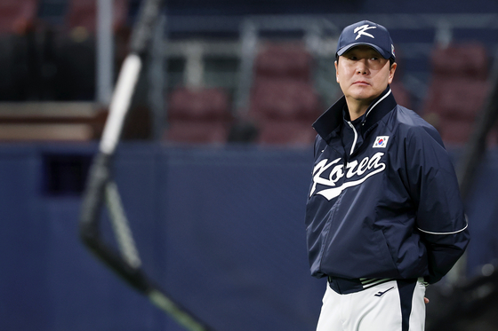 Korean baseball team manager Ryu Ji-hyun watches his players during a practice session at Gocheok Sky Dome in Seoul on Nov. 11, ahead of exhibition baseball games against Japan in Tokyo. [YONHAP]