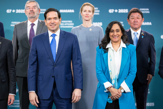 U.S. Secretary of State Marco Rubio, left, and Foreign Affairs Minister Anita Anand stand in the foreground ahead of a family photo during the G7 Foreign Ministers' Meeting in Niagara-on-the-Lake, Canada on Nov. 12. [AP/YONHAP] 