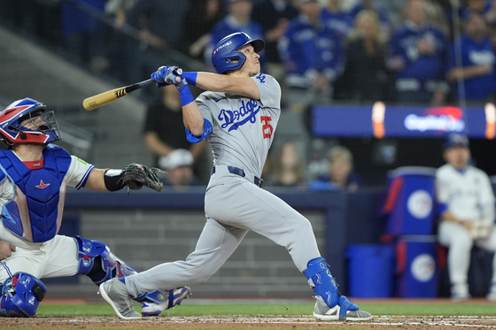 Los Angeles Dodgers second baseman Tommy Edman hits an RBI sacrifice fly against the Toronto Blue Jays in the sixth inning during game seven of the 2025 MLB World Series at Rogers Centre in Toronto on Nov. 1. [REUTERS/YONHAP] 