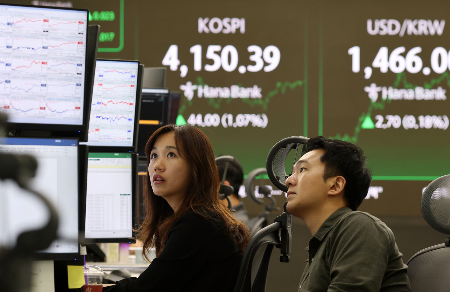 Dealers work at Hana Bank’s headquarters in Seoul on Nov. 12, as the Kospi closes at 4,150.39, up 44.00 points, or 1.07 percent, from the previous session. [YONHAP]