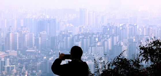 Apartments are seen from Mount Namsan in central Seoul on Nov. 13. [YONHAP] 