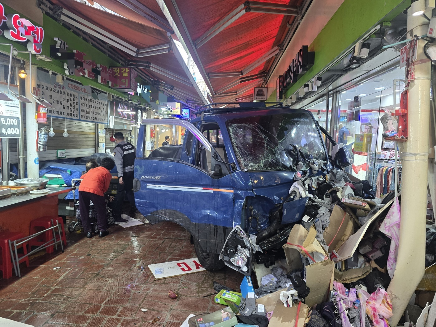 A truck crashed into Jeil Market, a traditional market in Bucheon, Gyeonggi, on Nov. 13. [BUCHEON FIRE STATION]