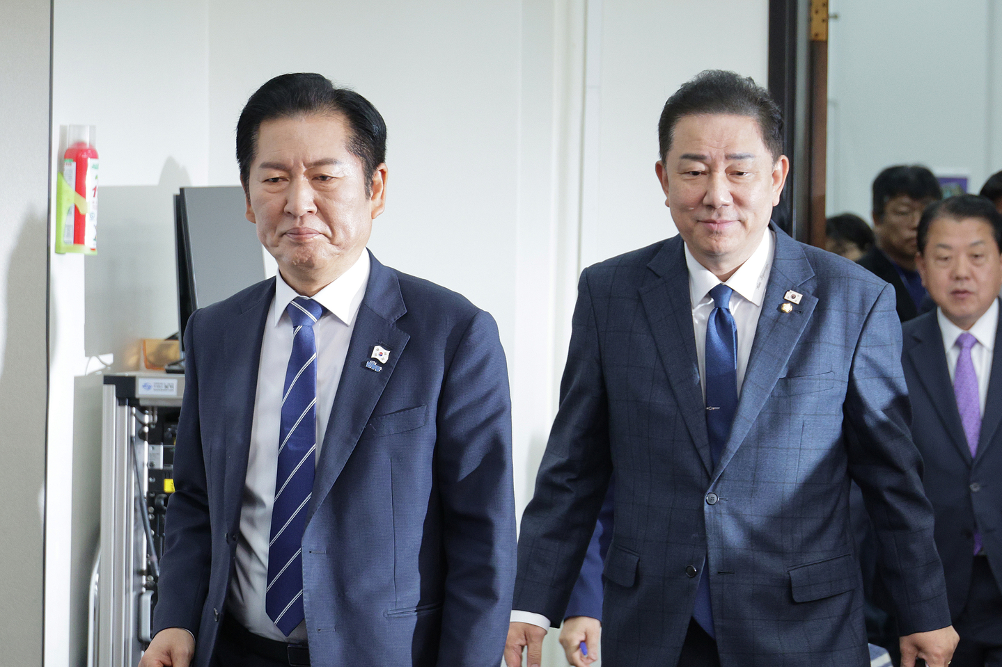 Democratic Party Chair Jung Cheong-rae, left and Floor Leader Kim Byung-ki attend the party’s Supreme Council meeting at the National Assembly in Yeouido, western Seoul, on Nov. 12. [NEWS1]