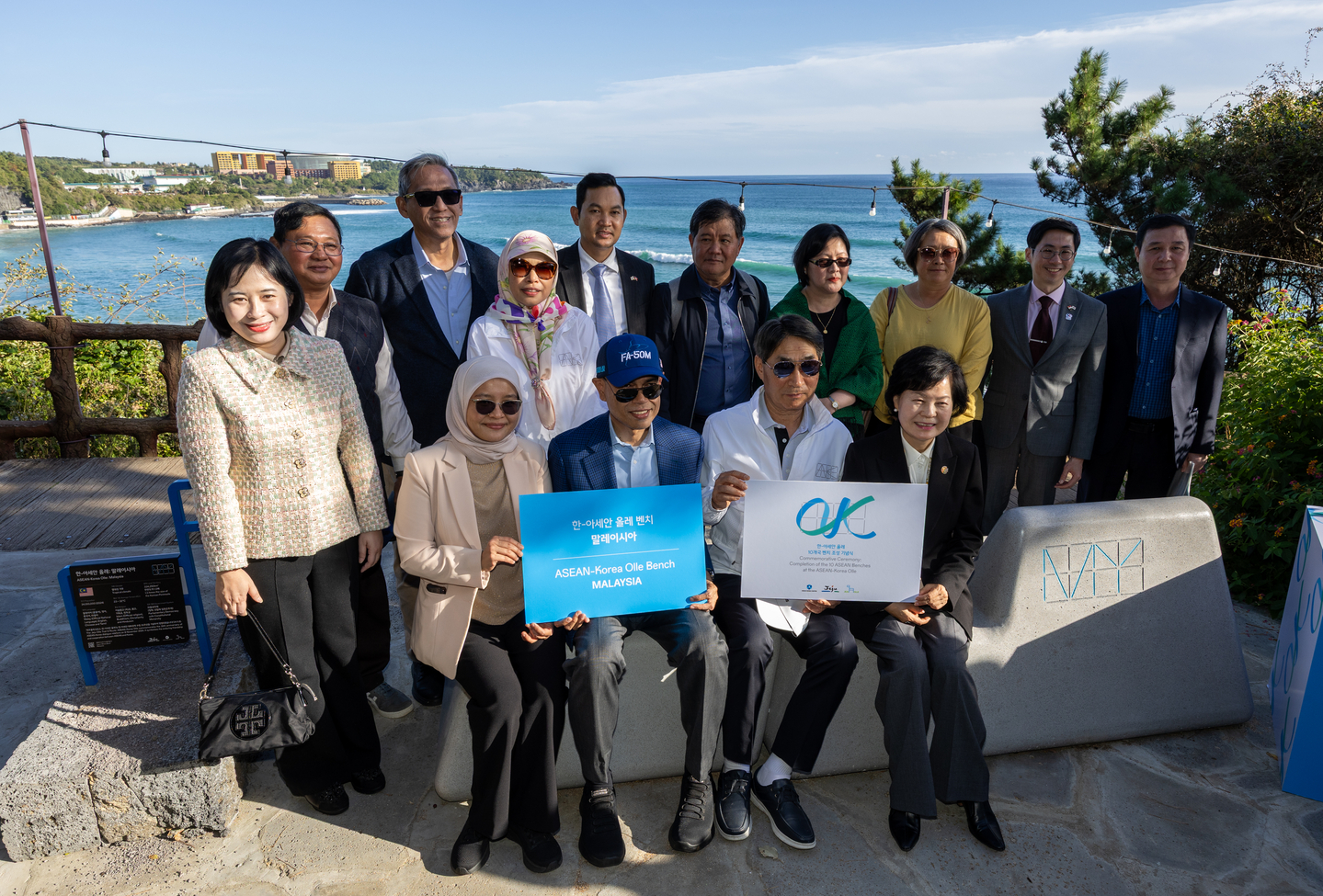 Ambassadors and other dignitaries pose for a photo at the newly installed Malaysian bench along the ASEAN-Korea Olle Trail in Seogwipo on Jeju Island on Nov. 11. Seated from left: Spouse of the Malaysian ambassador Arfah Nadiah Ahmad, Malaysian Ambassador Mohd Zamruni bin Khalid, ASEAN-Korea Centre Secretary-General Kim Jae-shin and Jeju Vice Governor Kim Ae-sook. Standing from left: Vietnamese Minister-Counsellor to Korea Nguyen Thi Thai Binh, Myanmar Chargé d’Affaires ad interim Myo Myint Maung, Brunei Darussalam Ambassador Dk Nooriyah Pg Yussof, Cambodian Ambassador-designate Phonrattanak Khuon, Lao PDR Ambassador Songkane Luangmuninthone, Philippine Ambassador-designate Bernadette Therese C. Fernandez, Jeju Olle Foundation CEO Ahn Eun-joo, Singapore Ambassador Wong Kai Jiun and the spouse of the Vietnamese minister-counsellor. [ASEAN-KOREA CENTRE]