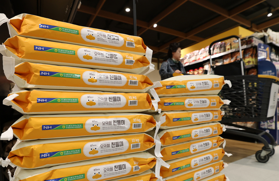 Sacks of rice are piled up at a large supermarket in Seoul on Nov. 4. [NEWS1]