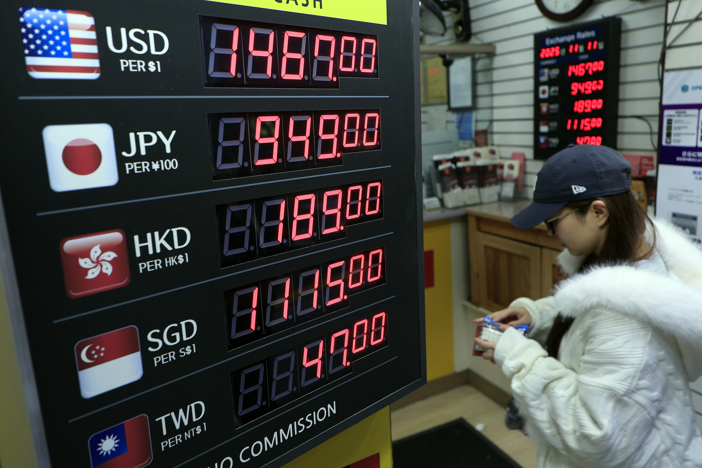 A person is seen exchanging money at a currency exchange office in Myeongdong, Jung District, central Seoul on Nov. 11. [NEWS1] 