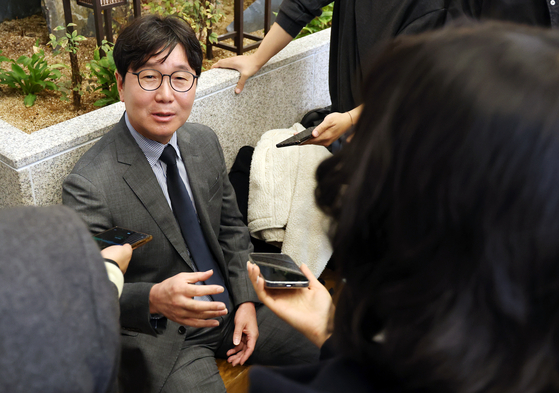 Ryu Ji-hyun, manager of the Korean national baseball team, speaks with reporters at Gimpo International Airport in Seoul on Nov. 12, before traveling to Tokyo for exhibition games against Japan. [YONHAP]