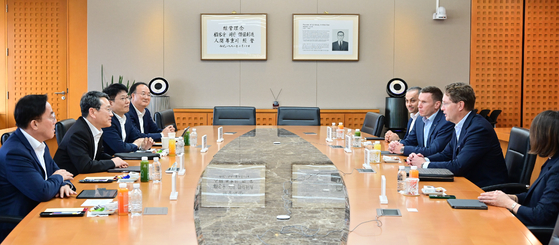 Top executives from LG and Mercedes-Benz including Cho Joo-wan, second from left, CEO of LG Electronics, and Ola Källenius, second from right, chairman of Mercedes-Benz, meet at the LG Twin Towers in Yeouido, western Seoul, on Nov. 13 to discuss expanding collaboration. [LG ELECTRONICS]