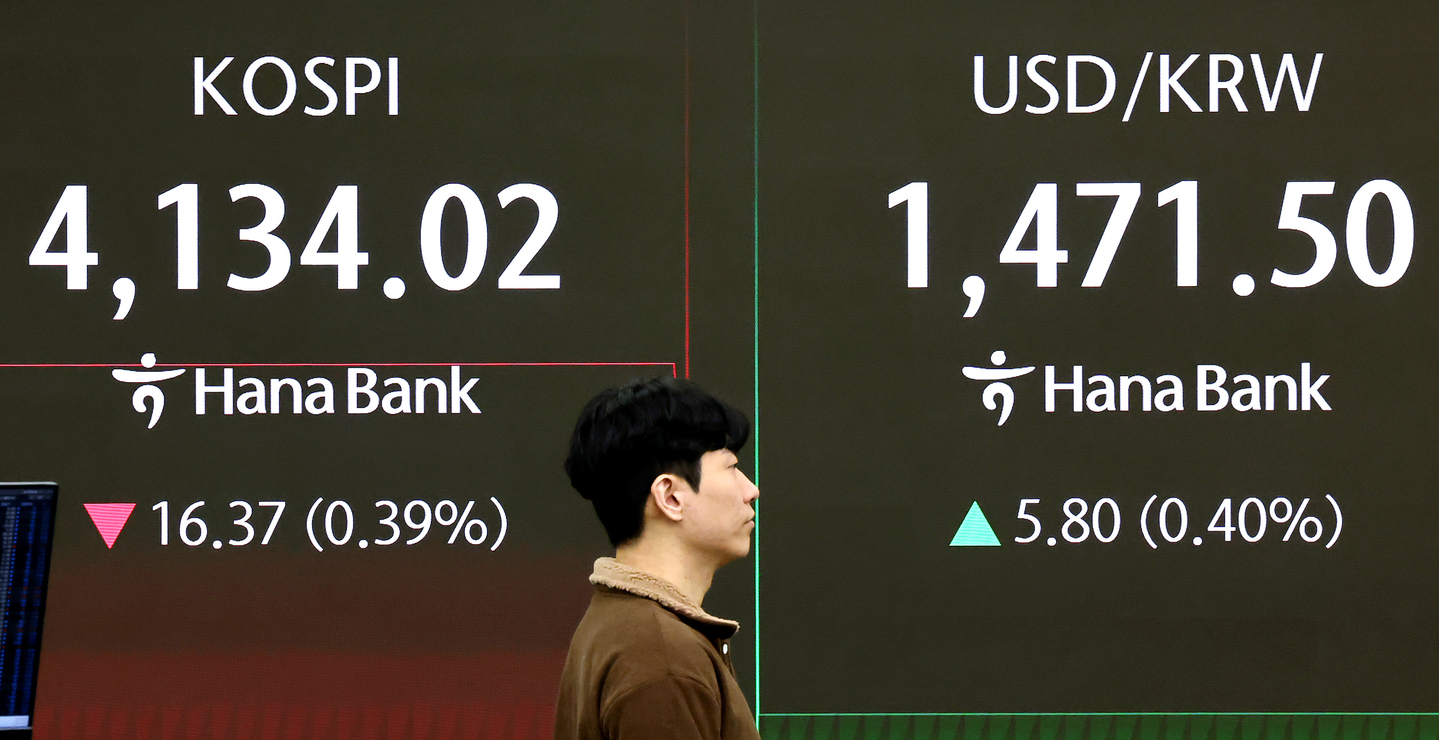 The won-dollar exchange rate is seen on an electronic display board at Hana Bank's trading room in Jung District, central Seoul on Nov. 13. [NEWS1]
