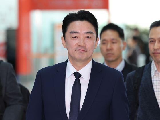 Presidential chief of staff Kang Hoon-sik arrives at the Incheon Internation Airport to leave for Germany as the presidential economic cooperation envoy on Oct. 19. [NEWS1]