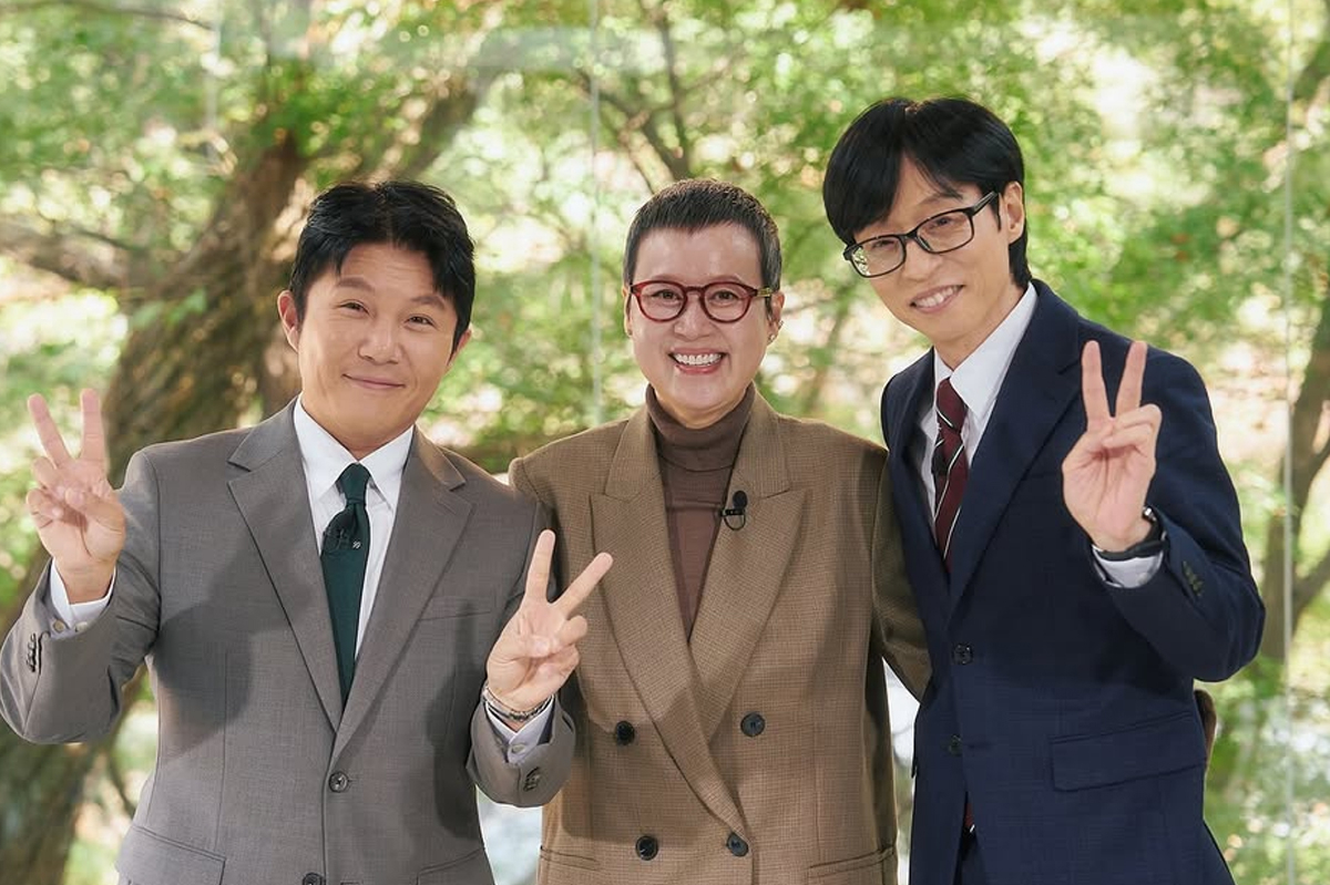 Comedians Cho Sae-ho, from left, Park Mi-sun and Yoo Jae-suk pose during a recent episode of the tvN variety show “You Quiz on the Block” (2018-). [TVN]