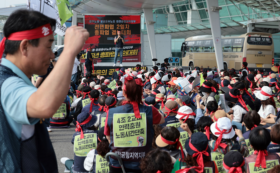 Members of the Incheon Airport branch of the Korean Public Service and Transport Workers’ Union chant during the second day of their general strike at Incheon International Airport’s Terminal 1 on Oct. 2. [YONHAP]
