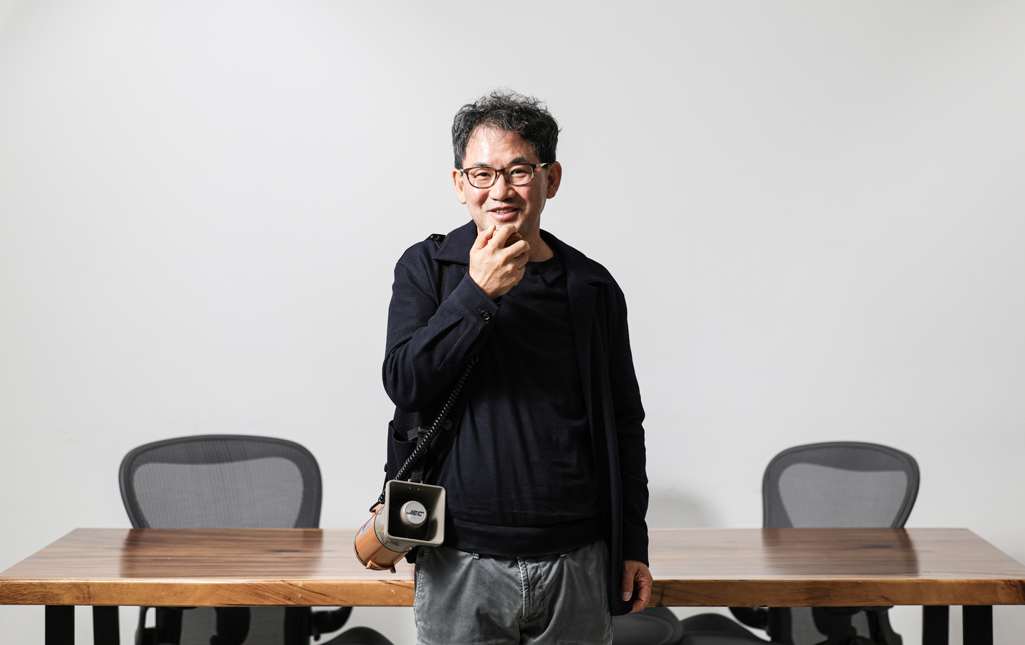 Producer Nam Kyu-hong of the hit SBS dating program ″I Am Solo″ (2021-) poses during an interview with the JoongAng Ilbo at the Chonjang Entertainment office in Yangcheon District, western Seoul, on Oct. 28. [KIM KYOUNG-ROK]