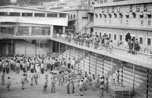 Children who are forcibly confined at Brothers Home in Busan in 1987. [JOONGANG ILBO]