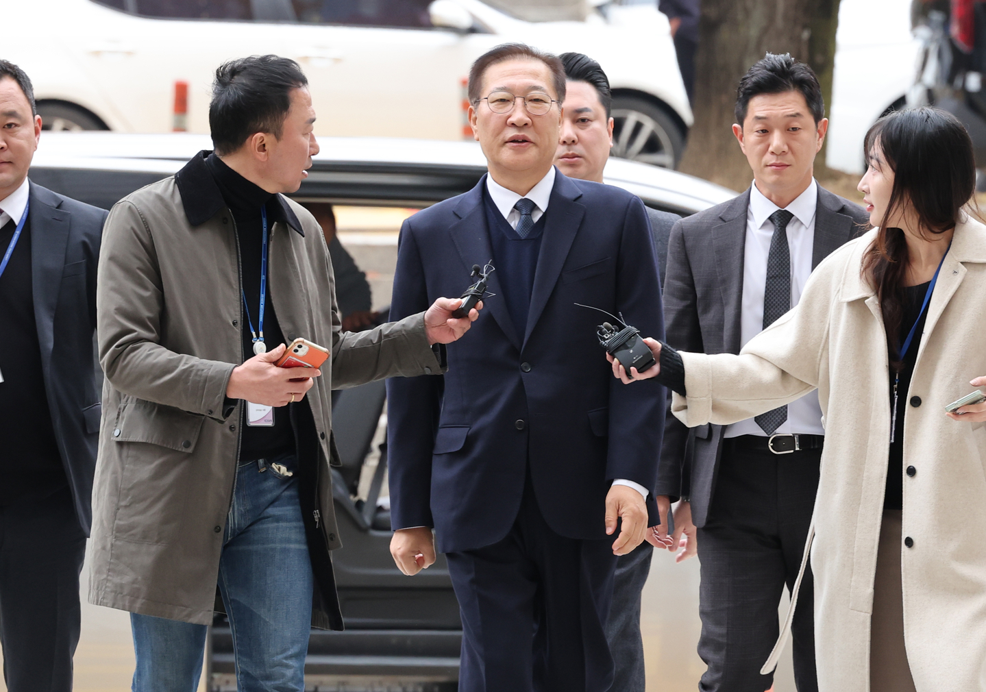 Former Justice Minister Park Sung-jae, center, arrives at the Seoul Central District Court on Nov. 13 to attend his arrest warrant hearing. [YONHAP]